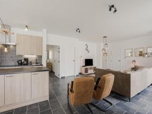 Kitchen o kitchenette sa Modern holiday home in Ronse with garden