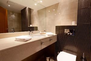 Uma casa de banho em Blue Waves Resort
