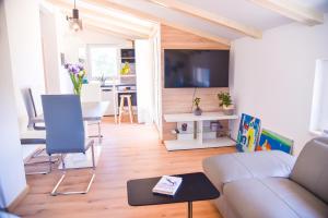 uma sala de estar com um sofá e uma mesa em Aptartment - Istrian Dream with swimming pool em Peroj