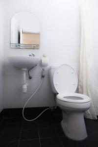 un bagno con un water bianco e un lavandino di Gaing Mas Residence By Gaing Mas Group a Jimbaran Altre 19 foto