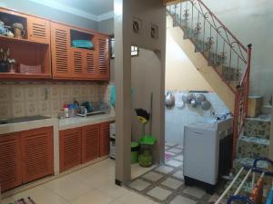 Dapur atau dapur kecil di Guest House Dissa