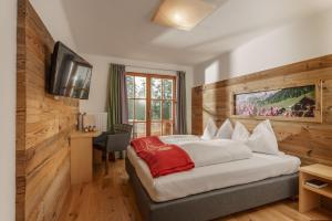 Ένα ή περισσότερα κρεβάτια σε δωμάτιο στο Naturhotel Lärchenhof