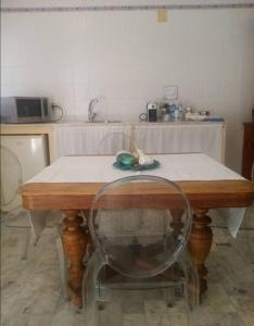 un tavolo in una cucina con piano di lavoro bianco di BB La casa di Tella a Carosino