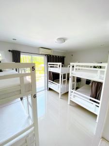 Postel nebo postele na pokoji v ubytování Khaolak Mind Home Hostel
