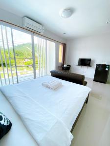 Postel nebo postele na pokoji v ubytování Khaolak Mind Home Hostel