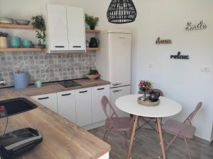 cocina con mesa blanca, mesa y sillas en Peace & View, en Archangelos