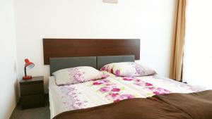 1 dormitorio con 1 cama con 2 almohadas en Klif pokoje gościnne w centrum blisko morza, en Ustronie Morskie