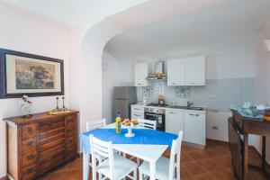 una cocina con mesa y mantel azul. en Casale Ianus - Country house with Panoramic View, en Sorrento