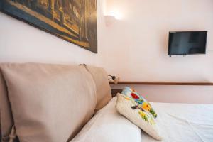 A television and/or entertainment centre at Casale Ianus - Country house with Panoramic View