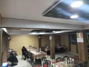 Reštaurácia alebo iné gastronomické zariadenie v ubytovaní Hotel Kuber
