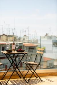- une table avec 2 verres et une bouteille de vin dans l'établissement Olumpoy Residences, à Thessalonique