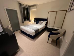 een hotelkamer met een bed en een stoel bij Lismore City Motor Inn in Lismore