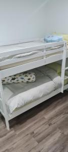 Ein Etagenbett oder Etagenbetten in einem Zimmer der Unterkunft MELBOURNE STAR APARTMENT