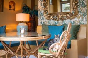 A seating area at La Capria Suite Hotel Alacati