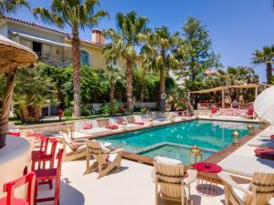 The swimming pool at or close to La Capria Suite Hotel Alacati