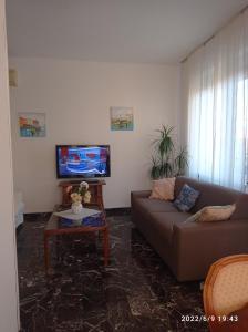 a living room with a couch and a tv at DOWN TOWN EMILY in La Spezia