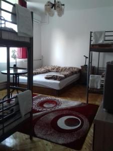 ニーレジハーザにあるHarmatcsepp Apartmanházのベッドルーム1室(二段ベッド2台、ラグ付)