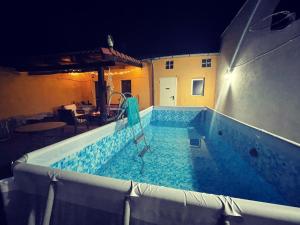 Πισίνα στο ή κοντά στο Casa El Arrabal, casa con chimenea, piscina y patio +18 φωτογραφίες