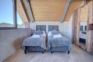 Un pat sau paturi într-o cameră la HelApart - Loft