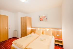 Łóżko lub łóżka w pokoju w obiekcie Apartmenthaus Kuchelberg