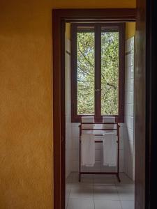 baño con ventana y lavabo con toallas en Fattorie di Montechiaro, en Sasso Marconi