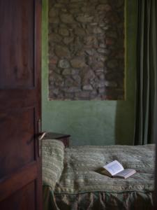 Un dormitorio con una cama con un libro. en Fattorie di Montechiaro en Sasso Marconi