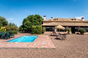 The swimming pool at or close to Casa Alta Finca El Revuelo