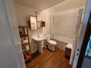 a bathroom with a sink and a toilet and a tub at Bleautiful "Constance" Charmant studio mezzanine in Fontainebleau