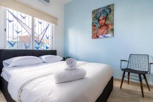 Nala - 2 BR Apartment in Larnaca tesisinde bir odada yatak veya yataklar