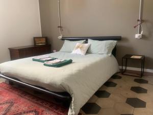 Casa dai Toni Cortesi 2 في بيرغامو: غرفة نوم بها سرير كبير عليه منشفتين