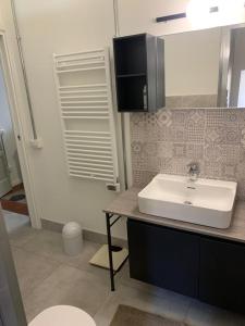 Casa dai Toni Cortesi 2 في بيرغامو: حمام مزود بحوض ومِرآة +37 صورة