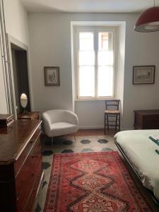 Casa dai Toni Cortesi 2 في بيرغامو: غرفة نوم بها سرير ومكتب ونافذة