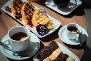 uma mesa com duas chávenas de café e pratos de comida em Silva Hotel Splendid em Fiuggi