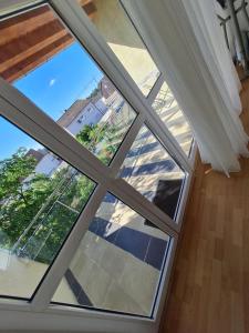 een uitzicht vanuit een kamer met ramen bij Ferienwohnung Ramstein in Ramstein-Miesenbach