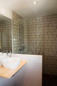 La salle de bains est pourvue d'un lavabo blanc et d'une douche. dans l'établissement Las Minvas Relax, à Grao de Castellón