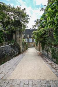 an empty road in front of a building at Les Chambres du "Coup de Coeur de Sarlat" in Sarlat-la-Can&eacute;da