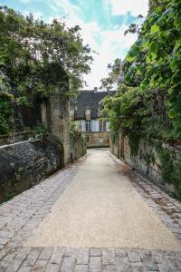 un camino vacío delante de un edificio en Les Chambres du "Coup de Coeur de Sarlat" en Sarlat-la-Canéda