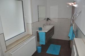y baño con lavabo y espejo. en Obsthof Flammersberger, en Volkach