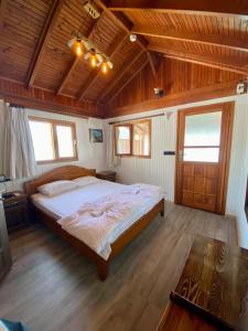 1 dormitorio con cama y techo de madera en Ankh Pension, en Kaleucagız