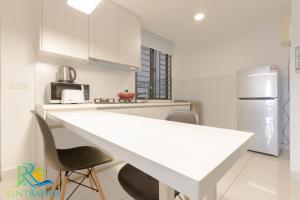 Kuchyň nebo kuchyňský kout v ubytování 1 Tebrau Residences By RR JBcity