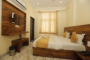 En eller flere senger på et rom på Hotel Raas Palace