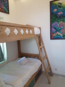 Litera en habitación con escalera en Ceningan Beachside Villas en Lembongan