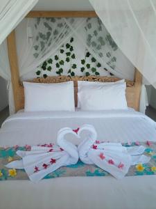 Posteľ alebo postele v izbe v ubytovaní Ceningan Beachside Villas
