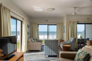 uma sala de estar com vista para o oceano em The Bay 2 em Ballito