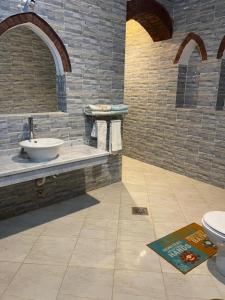 La salle de bains est pourvue d'un lavabo et de toilettes. dans l'établissement Oriental house, à Louxor
