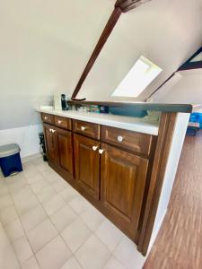 kuchnia z blatem w pokoju w obiekcie Toutes voiles dehors - Vue mer & château - Cosy w mieście Dieppe