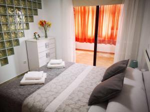 1 dormitorio con 1 cama grande y 2 almohadas en Apartamento en primera línea de Playa Las Canteras, en Las Palmas de Gran Canaria
