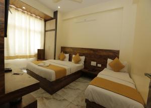 En eller flere senger på et rom på Hotel Raas Palace