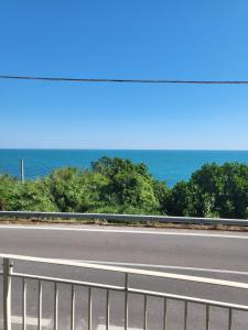 uma estrada vazia com o oceano ao fundo em Casa giovanna em Rocca San Giovanni