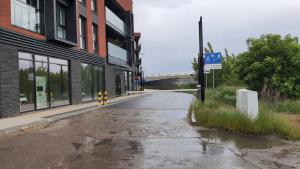 an empty city street with water on the ground at Old Town Nadmotławie - Sauna & Gym I 10min deptak in Gdańsk